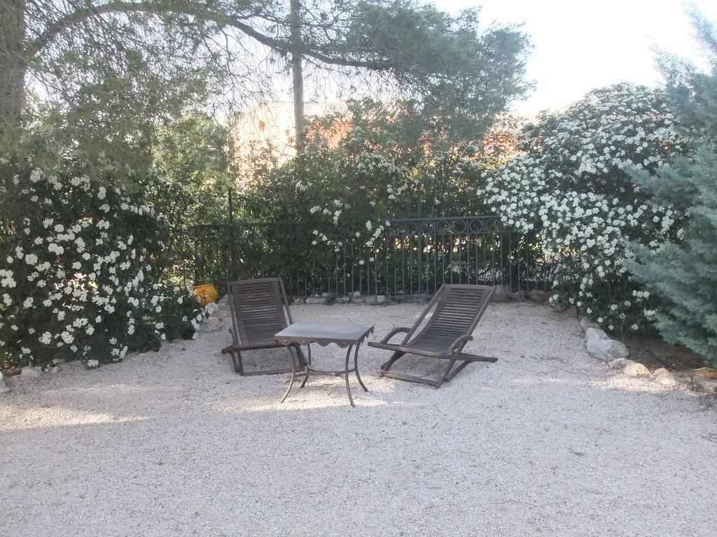 Des Aludes Bed & Breakfast La Destrousse
